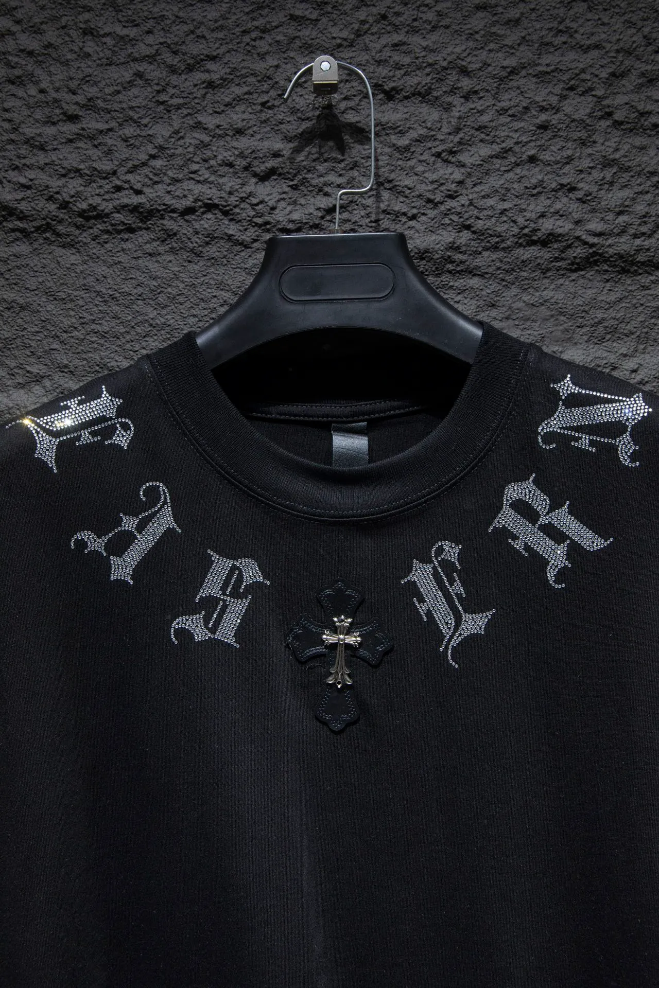 P170 Chrome hearts FW This year's popular Chrome heart style is so 🉑️. The imported leather label on the front chest is made of ZP material. 1:1 restoration makes it easy to touch. It has a large resistance and is very smooth to the touch, which is different from the market. The letters are machine embroidered with leather material after adjusting according to the original details. The thickness is moderate. The hardware is imported hardware accessories. Front #embroidery. Imported Tajima high-density heavy embroidery process. The font is three-dimensional and full. The back panel is specially imported and imported hot diamond. The hardware is added with handmade craftsmanship. The cost is extremely high. It uses 32-count double yarn and 260-gram weight fabric. It is super comfortable. It is very comfortable and soft to wear in spring and summer. You will not feel stuffy. It is very comfortable to wear and absorbs sweat, so it is more suitable to wear. It can be used as a base in spring and can be worn casually on the street. The color is eye-catching 👍 The simple version is full of fashion and very comfortable to wear. It is well-designed and refuses to be monotonous and vulgar. It does not make ordinary styles. Modern elements and design sense come to the face, giving the piece of clothing a unique fashion color~ Color: White Black Size Chart: S M L XL